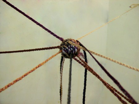 ''La sphère (L’énergie)-1'', tissage de cheveux synthétiques, installation, 2010.